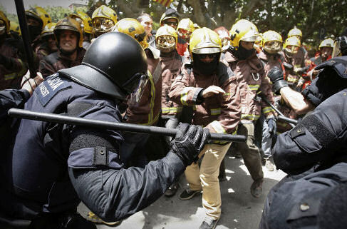 o-FIREFIGHTERS-RIOT-POLICE-AUSTERITY-PROTEST-570